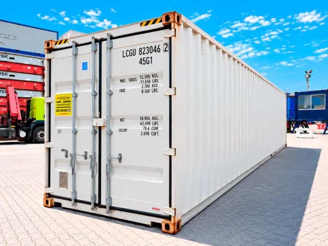 Tres cuartos con las puertas a la izquierda y el costado en fuga, con la grúa del depósito al fondo