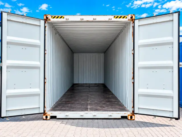 Las dos puertas abiertas de par en par, con el piso y las paredes interiores a la vista