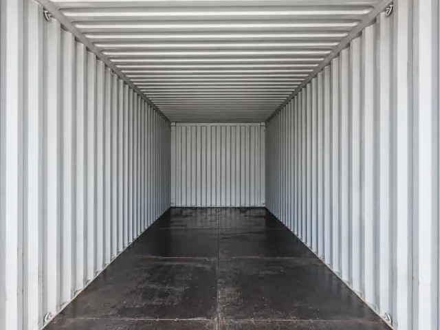 El interior hasta el testero del fondo, con la altura libre del High Cube a la vista